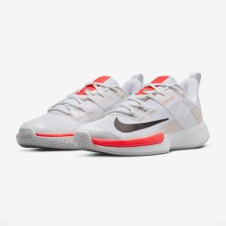 Тенісні кросівки жіночі Nike Court Vapor Lite white/metalic pewter/phantom/bright crimson Тенісні кросівки жіночі Nike Court Vapor Lite white/metalic pewter/phantom/bright crimson