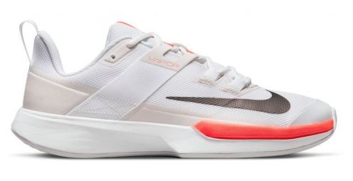 Тенісні кросівки жіночі Nike Court Vapor Lite white/metalic pewter/phantom/bright crimson Тенісні кросівки жіночі Nike Court Vapor Lite white/metalic pewter/phantom/bright crimson