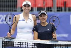 НАДІЯ КІЧЕНОК ЧЕМПІОНКА ТУРНІРУ WTA. ОРЛОВ ЗАВОЙОВУЄ ТРОФЕЙ.