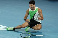 АЛЬКАРАС ВПЕРШЕ В КАР'ЄРІ ЗДОБУВАЄ ТРОФЕЙ НА КОРТАХ МЕЛЬБУРНА