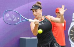 НОСКОВА ВИГРАЄ ТРОФЕЙ НА ТУРНІРІ WTA 500. СНІГУР УСПІШНО ДОЛАЄ КВАЛІФІКАЦІЮ.