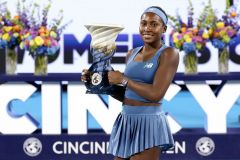 КОКО ГОФФ ВДРУГЕ ЗДОБУВАЄ ТРОФЕЙ НА ТУРНІРІ WTA 1000 У ЦИНЦИННАТІ